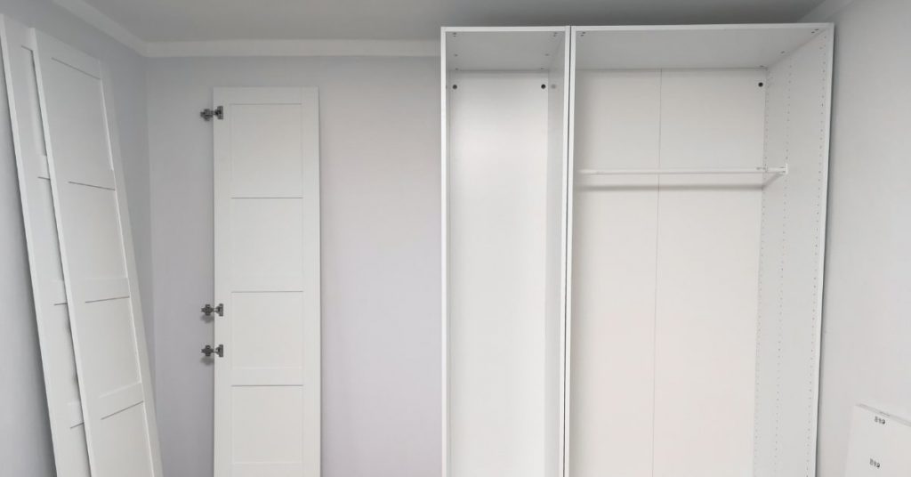 Armario de melamina de Ikea desmontado preparado para pintar