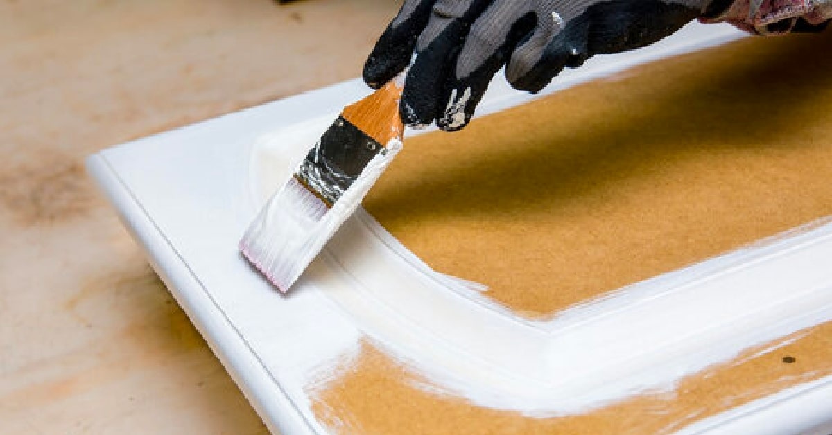 Repasar los bordes con brocha al pintar un armario de madera