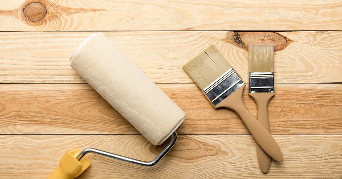 Rodillo para pintar un cabecero de madera